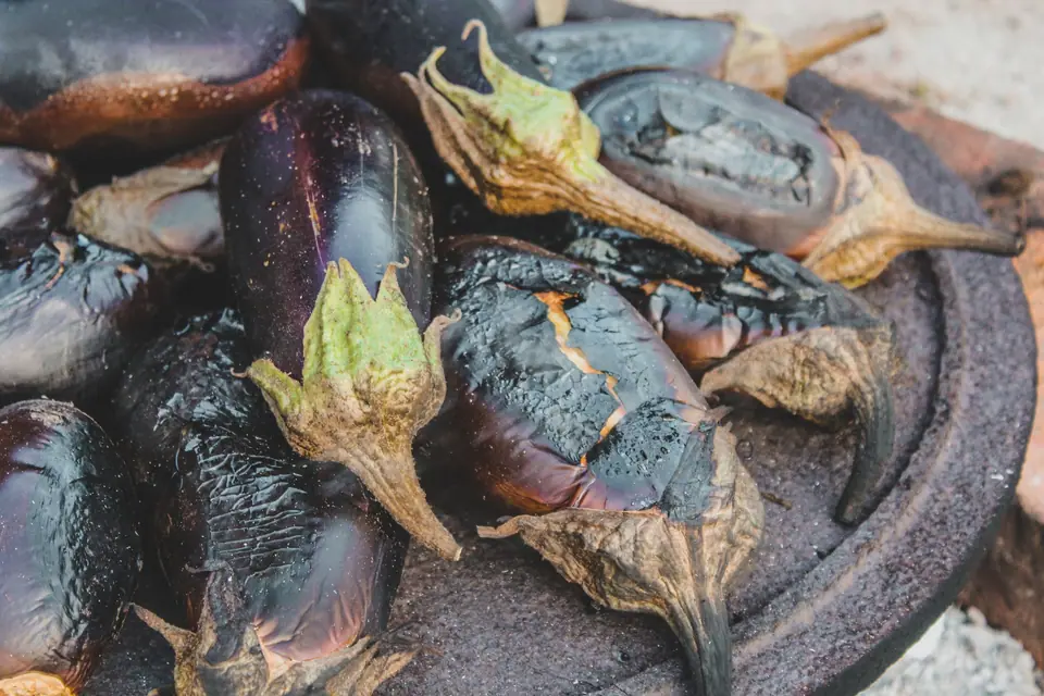 Közlenmiş patlıcan salatası