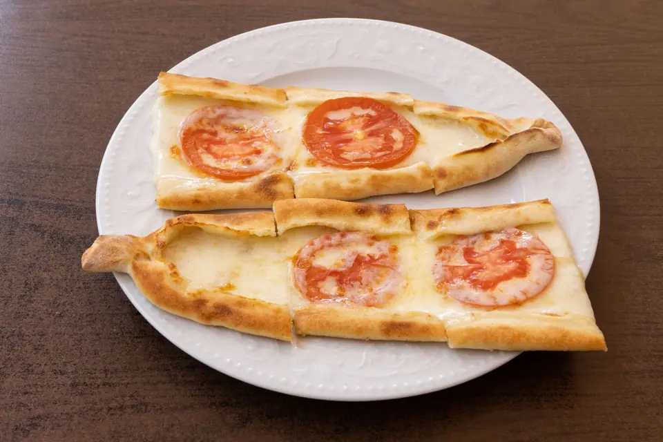 Sucuklu kaşarlı pide