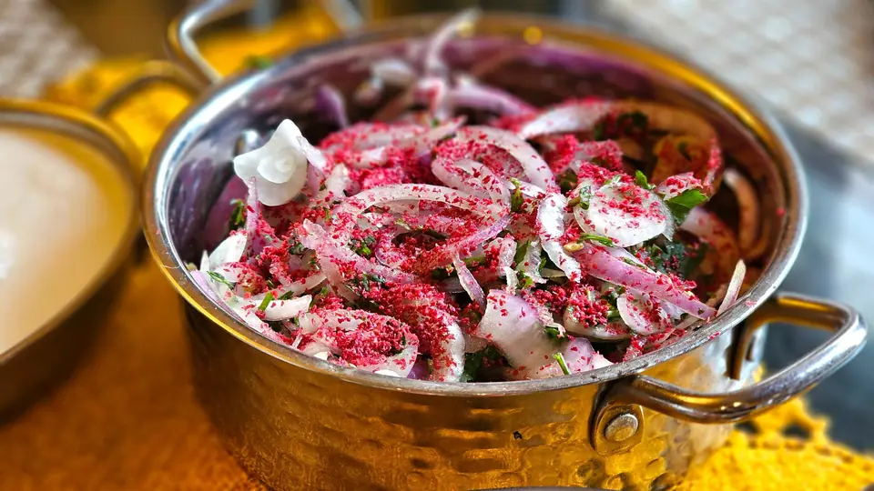Sumaklı soğan salatası